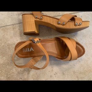Womens 8.5 MIA sandals